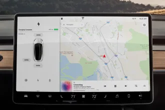 UI elektromobilu Tesla Model 3