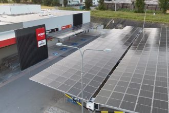 Nové solárne parkovisko pred predajňou Penny