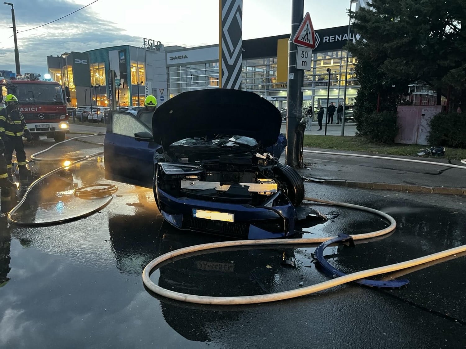 Požiar elektromobilu Kia EV6 v Bratislave (26. novembra 2024)